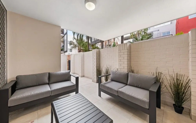 Vibrant 2-bed Apartment With Pool and Gym Access