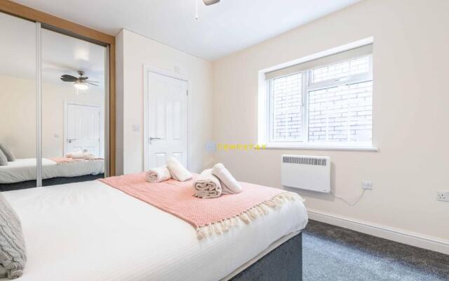 2 BED Modern apartment. Close to station & PARKING