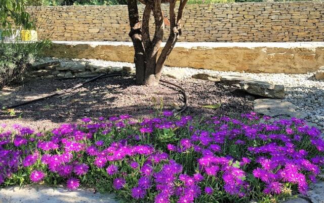 2 Tastefully Furnished Gites With Private Pool, 1km From Faucon