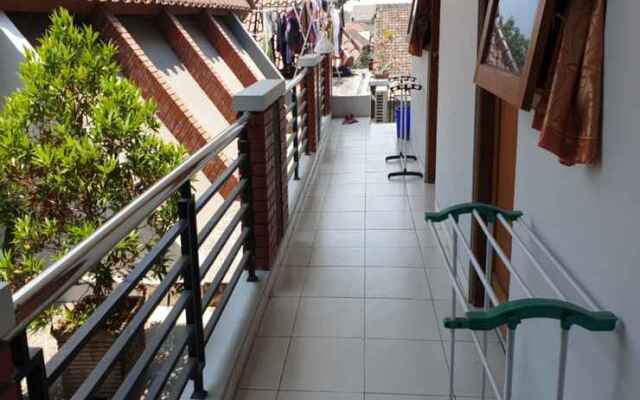 OYO Life 1950 Monginsidi Residence