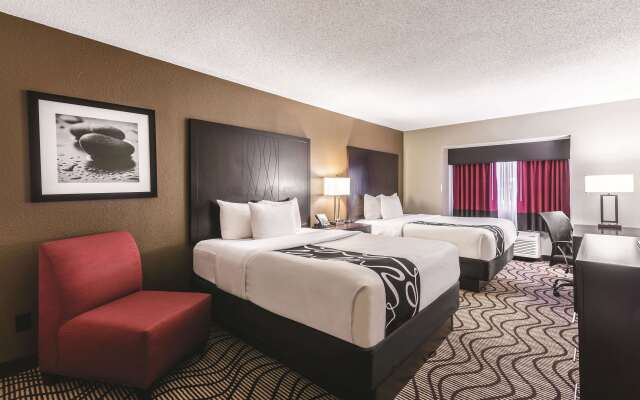 La Quinta Inn & Suites by Wyndham Collinsville - St. Louis