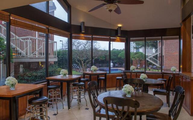 Cloverleaf Suites Baton Rouge