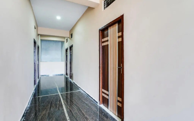 Hotel White House by OYO Rooms