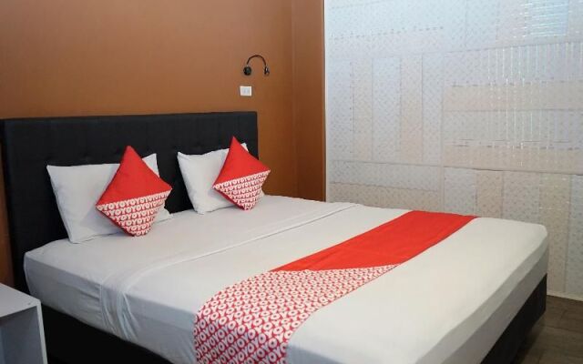 OYO 633 Ren'z Hotel