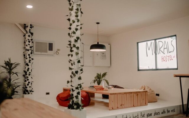 Murals Hostel & Cafe