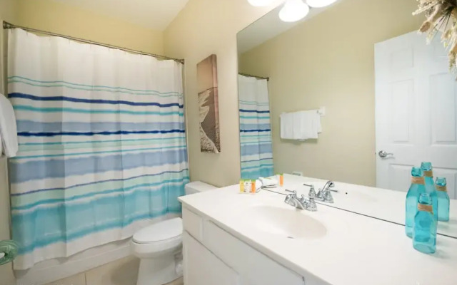 Spacious Vista Cay Townhome Newly Furnished!