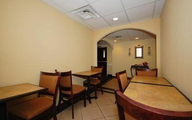 Country Hearth Inn & Suites