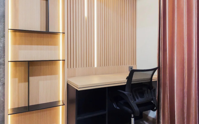 Restful And Cozy Stay Studio With Balcon At Collins Boulevard Apartment – Guest Rooms – Tangerang