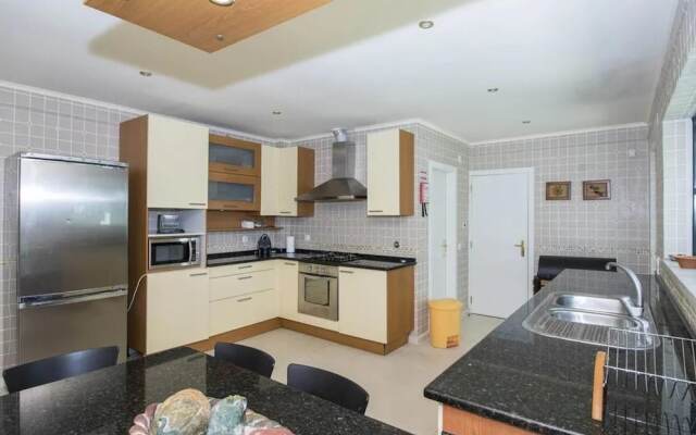 Villa Fati in Pen Nsula de Tr ia