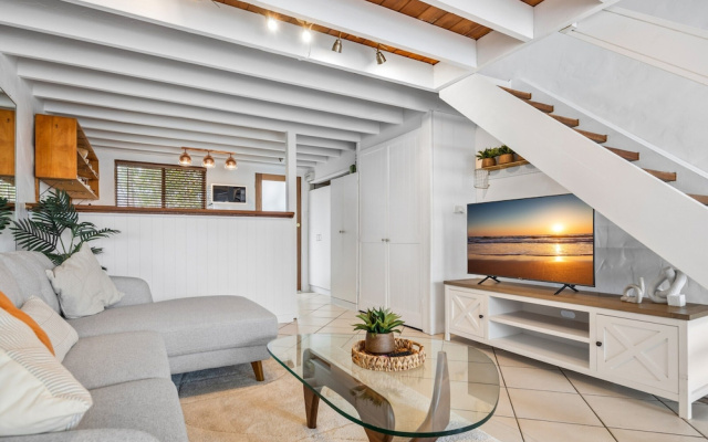 Chic 2-bed Cabin-style Home by Mooloolaba Beach – Guest Rooms – Mooloolaba