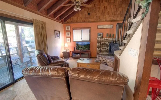 Sky Chalet 3 Bedroom Cabin by RedAwning