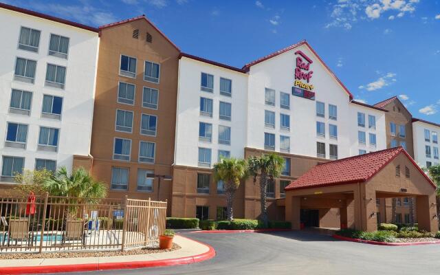 Red Roof Inn PLUS+ San Antonio Downtown - Riverwalk