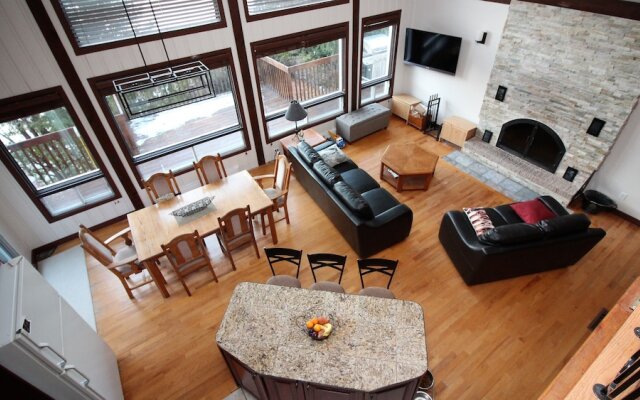 Duhamel Rock Cliff 3-Bedroom Waterfront Chalet