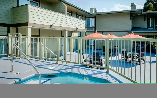 Plaza Inn & Suites at Ashland Creek