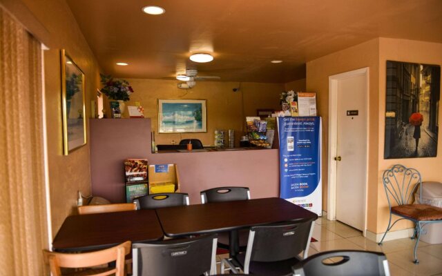 Econo Lodge North