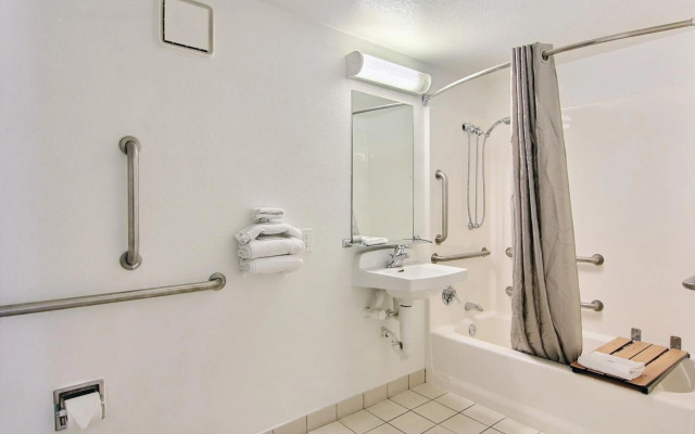 Motel 6 Austin, TX - Central Downtown UT