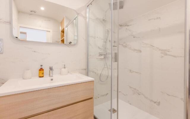 SERRENDY Stylish 2-bedroom apartment 1-minute walk to beaches