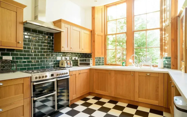 JOIVY 5 Bedroom Apt Near Meadows & George Square