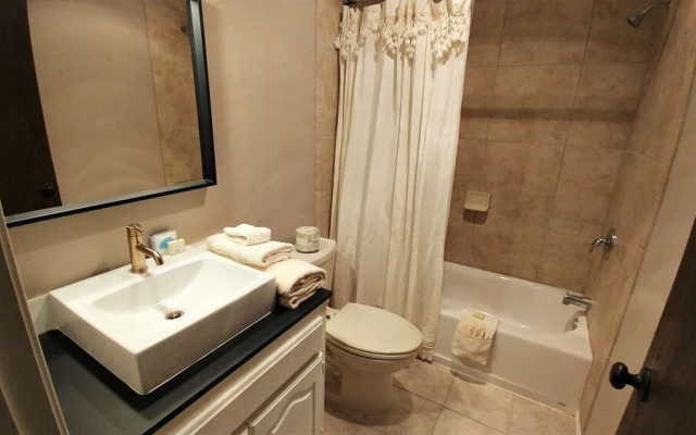 Claim_jumper_townhouse_15