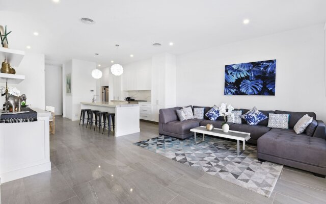 Gold Coast Private Villas - Waterfront Villas