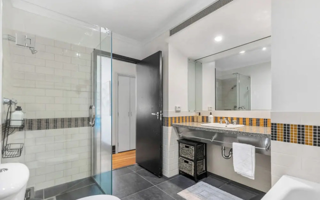 Spacious 2Br In Cbd Pool Gym Parking