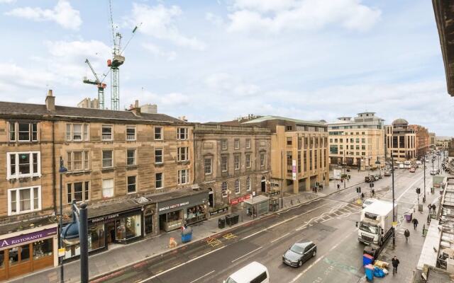 Elegant 3 Bedroom Central Apartment W/Castle View