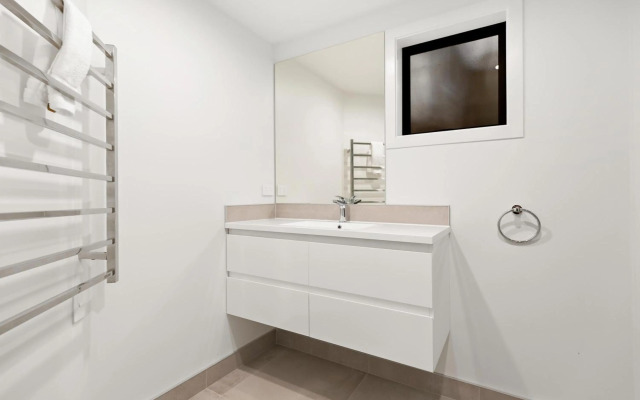 Lodges 6 - Lake views and close to town