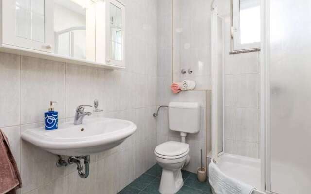 Lovely Apartment in Mandre With Barbecue