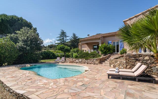 Spacious Villa in Roquebrun with Swimming Pool