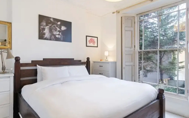 Contemporary 1 Bedroom Apartment in Hammersmith, London