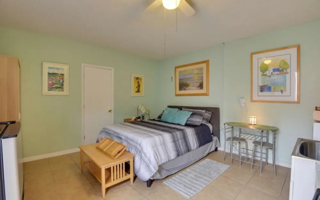 Convenient Sarasota Studio w/ Lush Backyard!