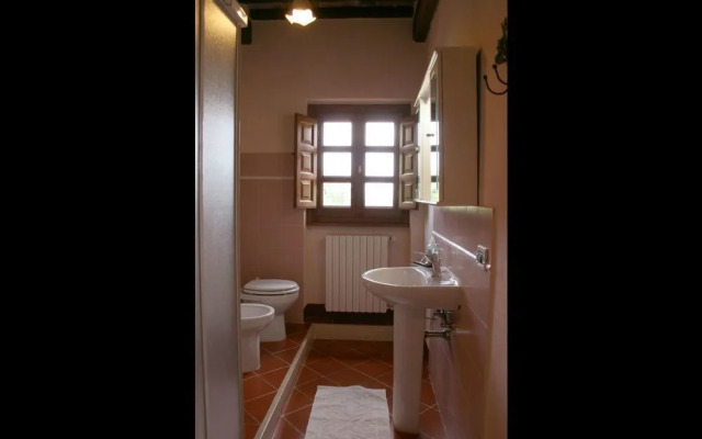 Beautiful private villa with WIFI, private pool, TV, pets allowed and parking, close to Arezzo