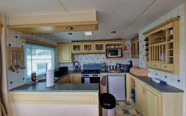 Caravansleeps6-parking-pool-mountain-petsok