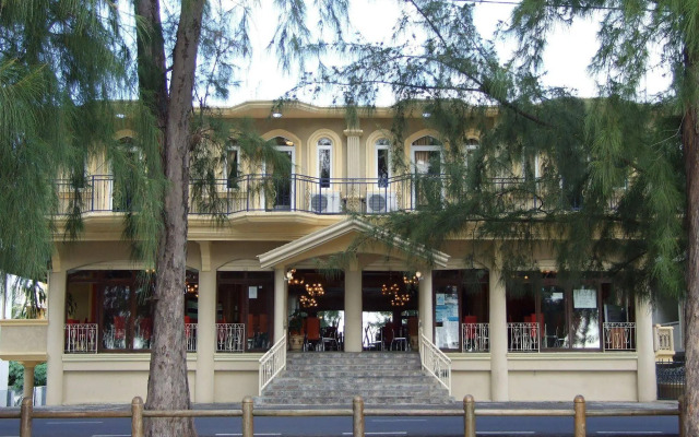 White Shell Lounge and Restaurant