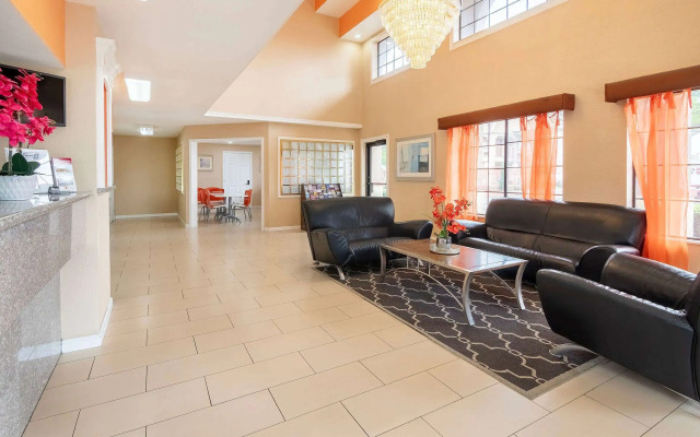 Super 8 by Wyndham Grand Prairie Southwest