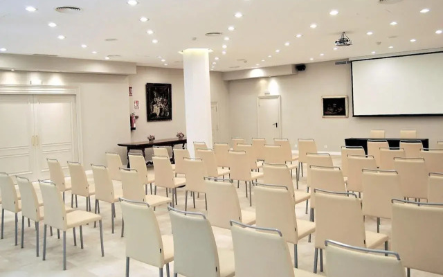 Lamaro Hotel