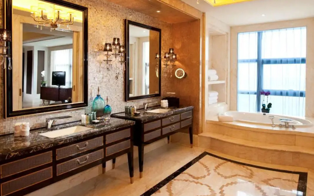 Hilton Guangzhou Baiyun - Free Shuttle for Canton Fair Period, Close to Luhu Golf Club & Leather Market