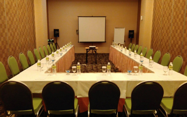 MaxOne Hotels at Pemuda