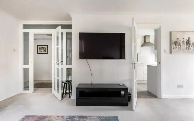Spacious 1 bed Apartment With Parking & Balcony!