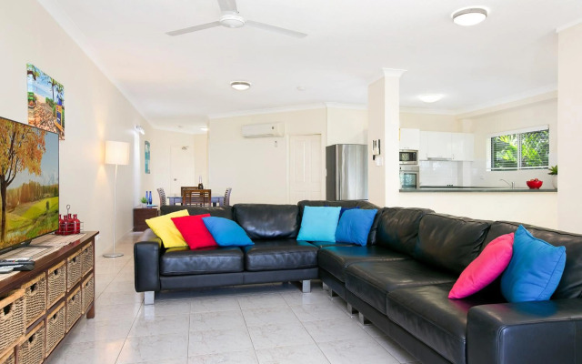 The Beach House 3BR Waterfront Apartment, Own WIFI