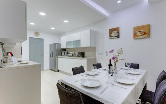 Luxury Apt with Side Sea Views & Pool, Top Location