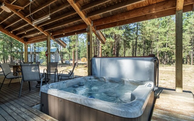 Pine Acres 4 Bedroom Home by NW Comfy Cabins by RedAwning