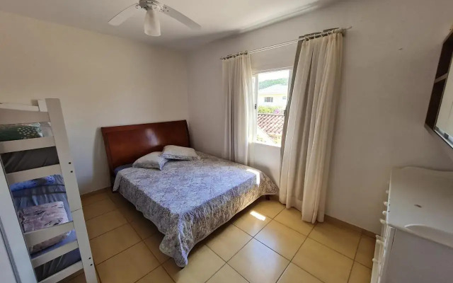 Ampla casa com 5 quartos e vista para o mar
