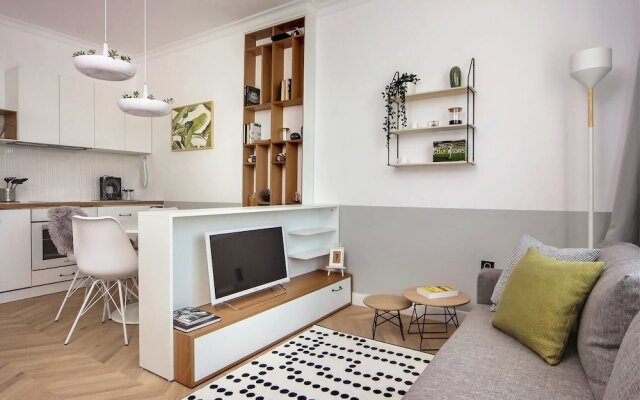 FM Luxury 1-BDR Apartment with Balcony - Cosy Home