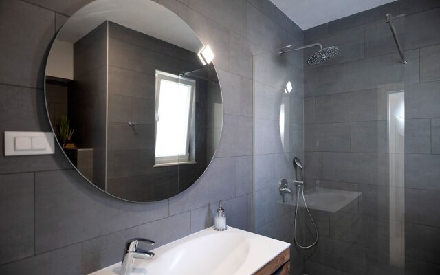 Exclusive Seafront Suites with hot tub