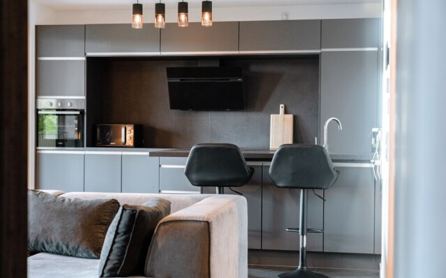 Stylish 1BR Apt w Balc Cloche dOr