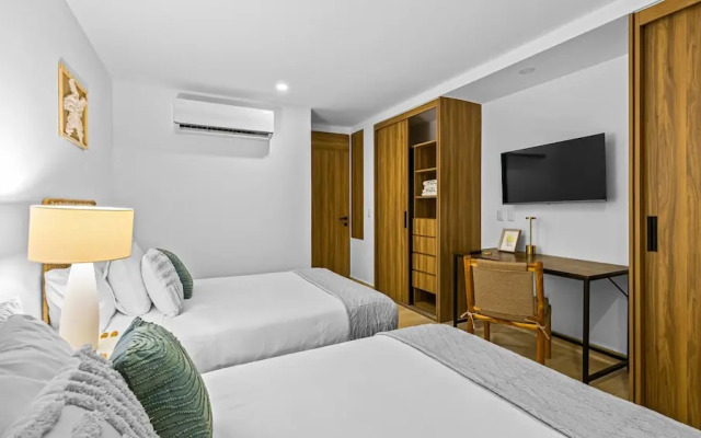 Stylish Beachfront 2BR - Balcony & Pools