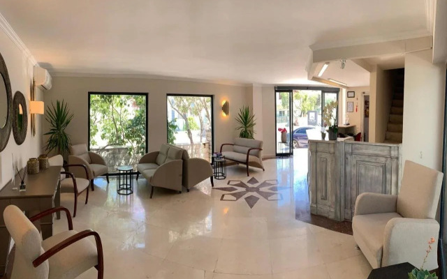 Moonshine Hotel & Suites