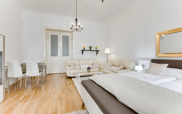 Diamond Riverside Apartment in the Heart of Prague