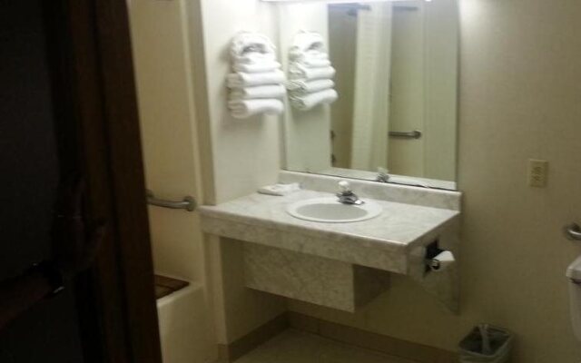 Branson Royal Inn & Suites